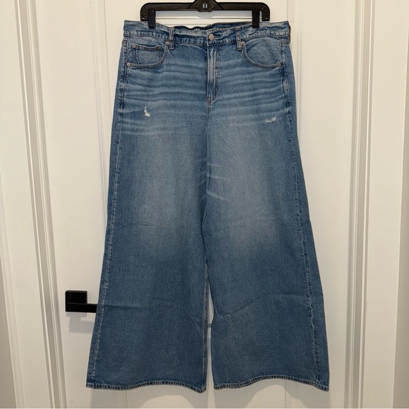 American Eagle Super High Waisted Ultra Wide Leg Jean - Picture 4 of 11